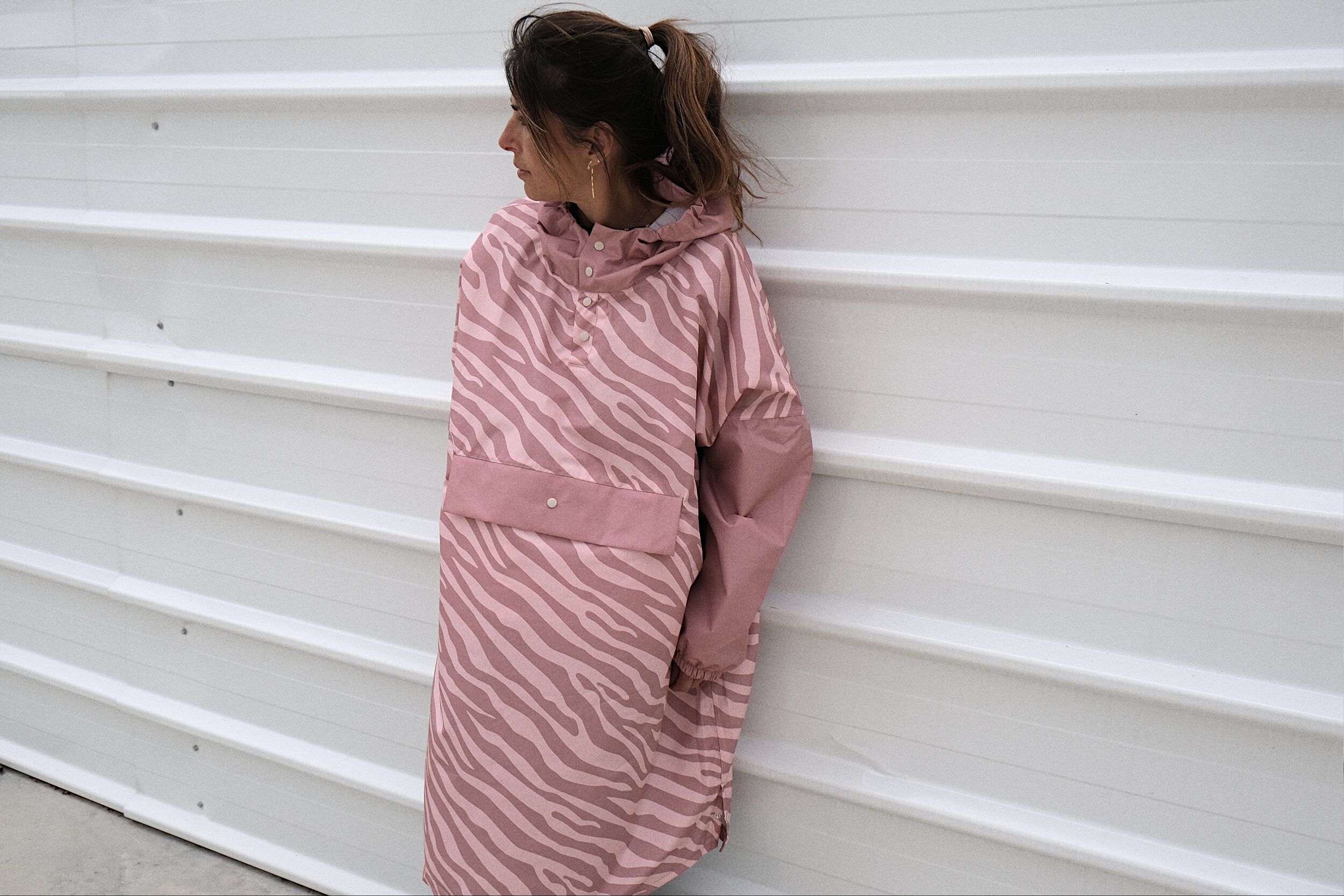 POULE PARTY - Poncho - Zebra - Adulte – Image 2